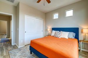 Heated Pool, Community Perks Updated Gilbert Home客房内的一张或多张床位