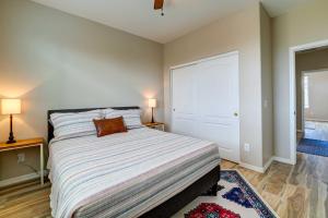 Heated Pool, Community Perks Updated Gilbert Home客房内的一张或多张床位