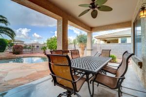 Heated Pool, Community Perks Updated Gilbert Home内部或周边的泳池