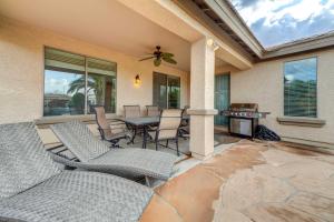 Heated Pool, Community Perks Updated Gilbert Home的休息区