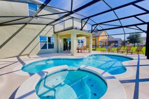 uma grande piscina com telhado de vidro em 10 Guest Villa in Tranquil Setting Near Disney Pool & Spa by Orlando Holiday Rental Homes 1153 em Davenport