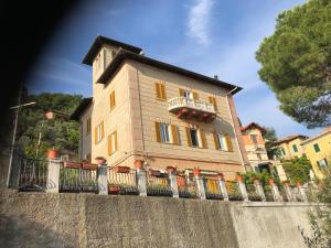a building with a balcony on top of a wall at B&B Villa Orchidea in Camogli