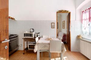 a small kitchen with a table and a microwave at Dalla Ire in Lerici