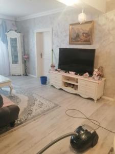 sala de estar con TV de pantalla plana y controlador en Ubytovanie Tri sestry en Hrabušice