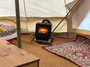 Imagen de la galería de Home Farm Radnage Glamping Bell Tent 7, with Log Burner and Fire Pit, en High Wycombe 5 fotos más