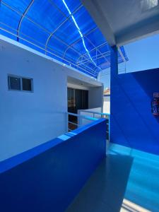 Blick auf ein Zimmer mit blauer Decke in der Unterkunft Hotel Murallas Capital in Campeche