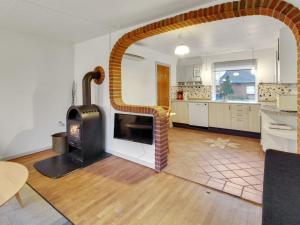 Kuchyň nebo kuchyňský kout v ubytování Holiday Home Claudia in Western Jutland by Interhome