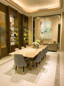 ein Esszimmer mit einem großen Holztisch und Stühlen in der Unterkunft Luxury Modern La Casa Benson in Lontar