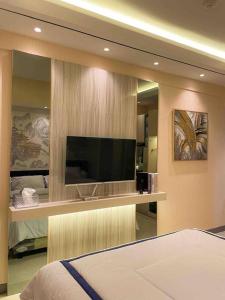 ein Schlafzimmer mit einem Flachbild-TV an der Wand in der Unterkunft Luxury Modern La Casa Benson in Lontar