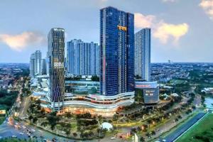 a city with tall skyscrapers in a city at Luxury Modern La Casa Benson in Lontar