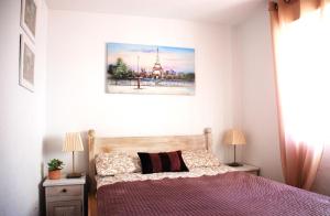 een slaapkamer met een bed en een foto aan de muur bij Casa Luna - Sea view apartment Bolnuevo in Bolnuevo