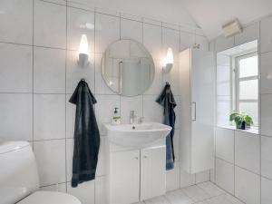 bagno bianco con lavandino e specchio di Holiday Home Filippus - 30km from the sea in Western Jutland by Interhome a Tønder