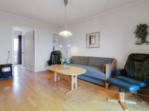 un soggiorno con divano e tavolo di Apartment Arnulfuer in Western Jutland by Interhome a Højer