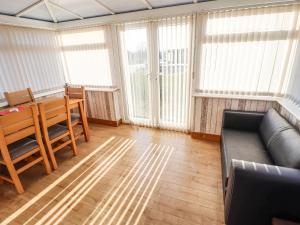 sala de estar con sofá y mesa en 19 Grace Crescent en Skegness