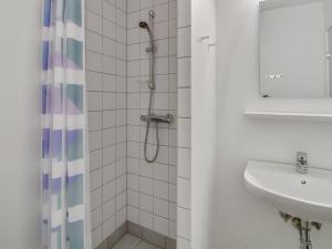 y baño con ducha y lavamanos. en Apartment Arngerus in Western Jutland by Interhome en Højer