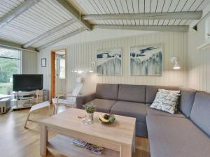 sala de estar con sofá y mesa en Holiday Home Saima - 25km from the sea in Western Jutland by Interhome en Toftlund