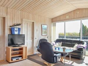 TV a/nebo společenská místnost v ubytování Holiday Home Benjamina - 530m to the inlet in Western Jutland by Interhome