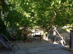 een houten terras met een tafel en stoelen onder een boom bij Holiday Home Parkblick by Interhome in Heyda