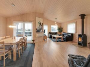 Posezení v ubytování Holiday Home Saara - 700m to the inlet by Interhome