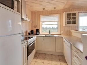 Kuchyň nebo kuchyňský kout v ubytování Holiday Home Saara - 700m to the inlet in Western Jutland by Interhome
