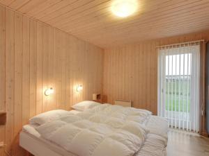 Postel nebo postele na pokoji v ubytování Holiday Home Saara - 700m to the inlet in Western Jutland by Interhome