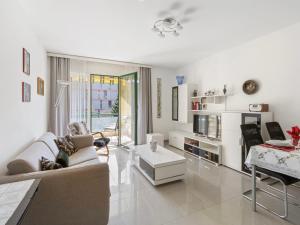 Χώρος καθιστικού στο Apartment Robinia-City by Interhome