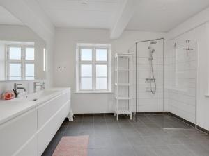 Koupelna v ubytování Holiday Home Thordis by Interhome