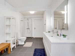 Koupelna v ubytování Holiday Home Thordis by Interhome