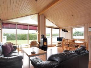 Posezení v ubytování Holiday Home Picabo - 750m to the inlet in Western Jutland by Interhome