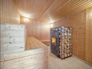 Habitación con estufa de leña en la sauna en Apartment Wisti - 20km from the sea in Western Jutland by Interhome, en Skærbæk