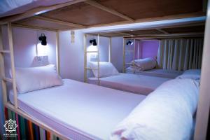 Rúm í herbergi á Gypsy Hostel & Backpackers