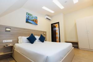 Silver Moon Hotel房間的床