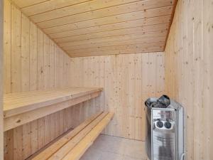 una sauna de madera con un cubo de basura. en Holiday Home Heide - 750m to the inlet in Western Jutland by Interhome, en Tarm