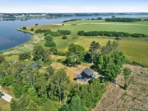 uma vista aérea de uma quinta com uma casa e um lago em Holiday Home Harka - 100m to the inlet in Sealand by Interhome em Roskilde