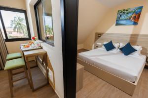 Silver Moon Hotel房間的床
