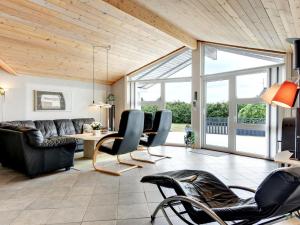 uma sala de estar com um sofá e cadeiras em Holiday Home Ingbritt - 700m to the inlet in Western Jutland by Interhome em Tarm