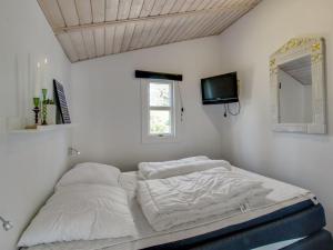 Postel nebo postele na pokoji v ubytování Holiday Home Olof - 100m from the sea by Interhome