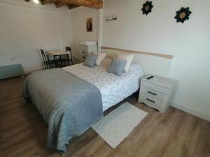 Łóżko lub łóżka w pokoju w obiekcie Habitaciones Casa Santander Playa Valdenoja