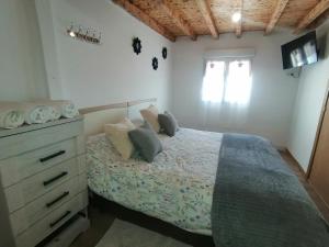 1 dormitorio con 1 cama, vestidor y ventana en Habitaciones Casa Santander Playa Valdenoja, en Santander