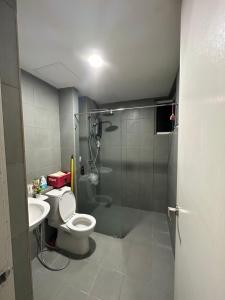 een badkamer met een douche, een toilet en een wastafel bij Suraya Homestay V’ Residence in Puchong