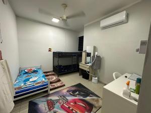 een kamer met een slaapkamer met een bed erin bij Suraya Homestay V’ Residence in Puchong