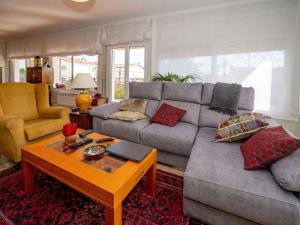 un soggiorno con divano e tavolino da caffè di Apartment Millenium by Interhome a Premia de Dalt
