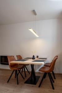 uma sala de jantar com mesa e cadeiras em Landena Apartments Lendava em Lendava