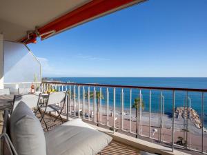 Elle comprend un balcon offrant une vue sur la plage et l'océan. dans l'établissement Apartment L'Angelina-2 by Interhome, à Cagnes-sur-Mer