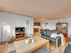 uma sala de estar com um sofá e uma mesa em Apartment Evina - 17km to the inlet in Western Jutland by Interhome em Skjern