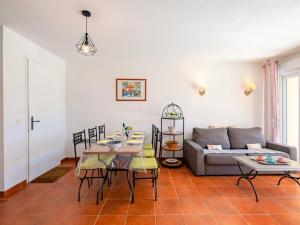 ein Wohnzimmer mit einem Sofa und einem Tisch in der Unterkunft Apartment Le Domaine de Figuière-2 by Interhome in Sainte-Maxime