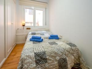 een slaapkamer met twee bedden met blauwe kussens erop bij Apartment Irule by Interhome in Sant Cebrià de Vallalta