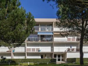 ein Mehrfamilienhaus mit Balkon und Bäumen in der Unterkunft Apartment L'Ermitage-1 by Interhome in Saint-Brévin-lʼOcéan