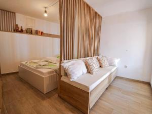 ein kleines Schlafzimmer mit einem Bett und einem Sofa in der Unterkunft Apartment Borka-3 by Interhome in Trogir