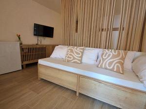ein Sofa mit Kissen darauf im Zimmer in der Unterkunft Apartment Borka-3 by Interhome in Trogir